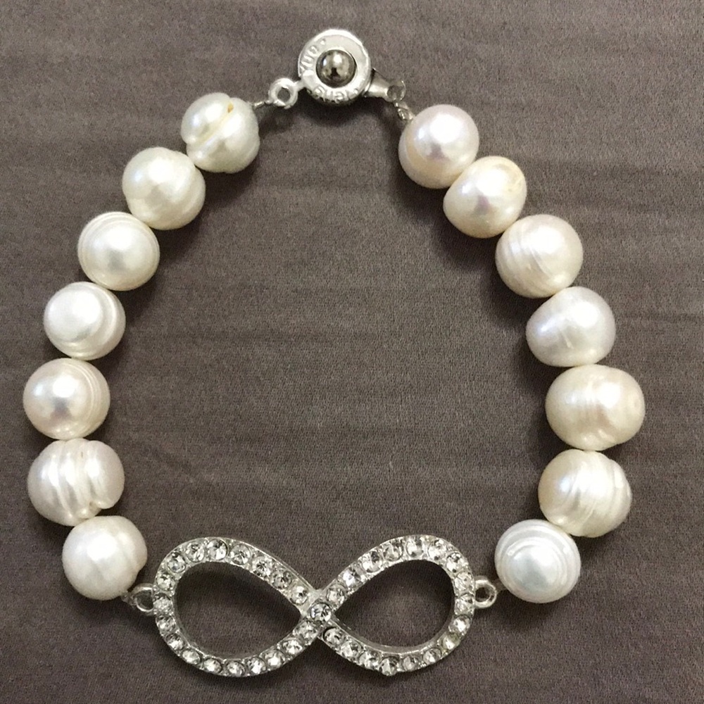 Infinity cultured pearls bracelet